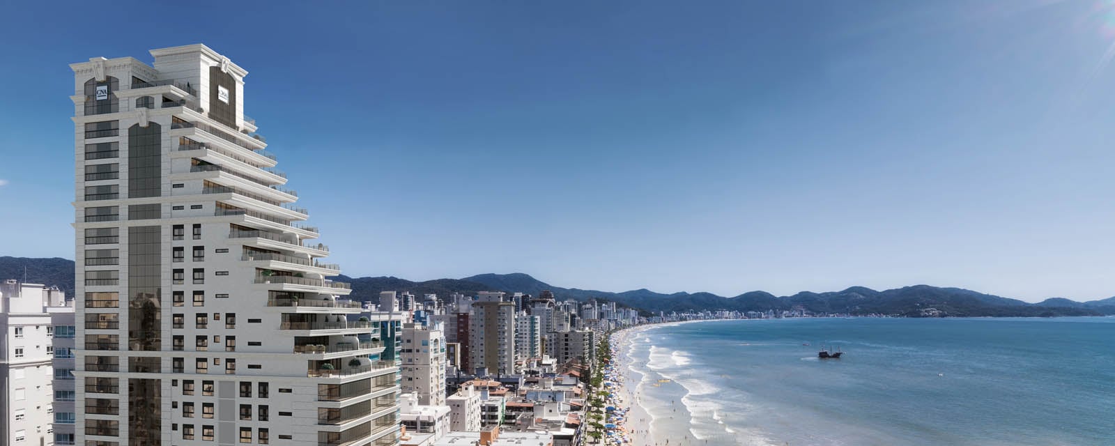 Vista aérea panorâmica do Ópera CNA na orla de Itapema
